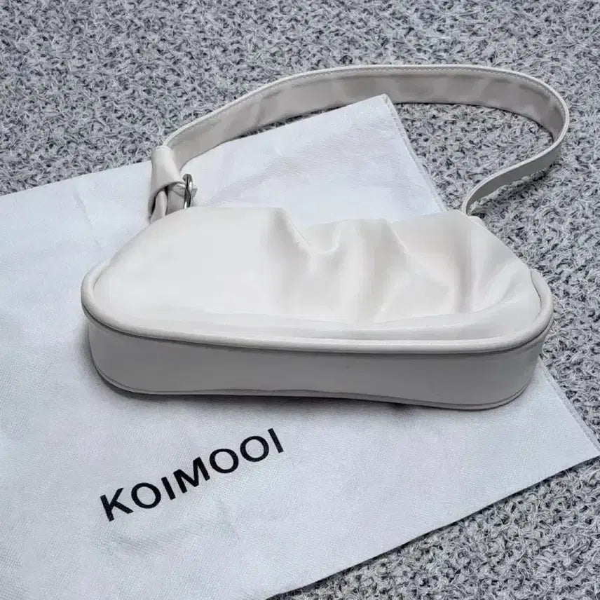[BUNJANG] Koimoui Soga Leather Shoulder Bag White / 코이무이 소가죽 숄더백 화이트
