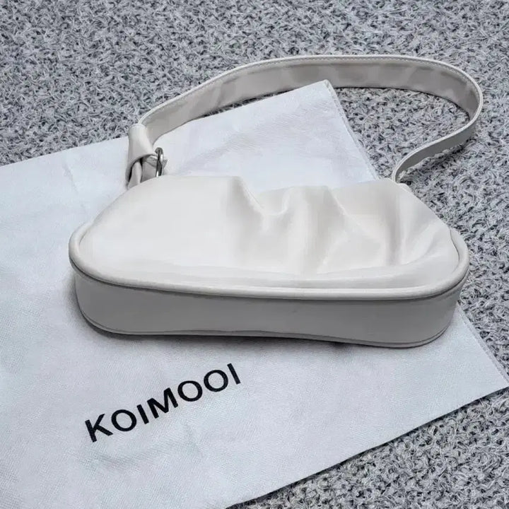 [BUNJANG] Koimoui Soga Leather Shoulder Bag White / 코이무이 소가죽 숄더백 화이트