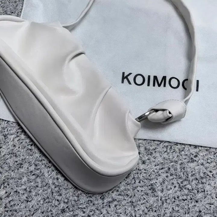 [BUNJANG] Koimoui Soga Leather Shoulder Bag White / 코이무이 소가죽 숄더백 화이트