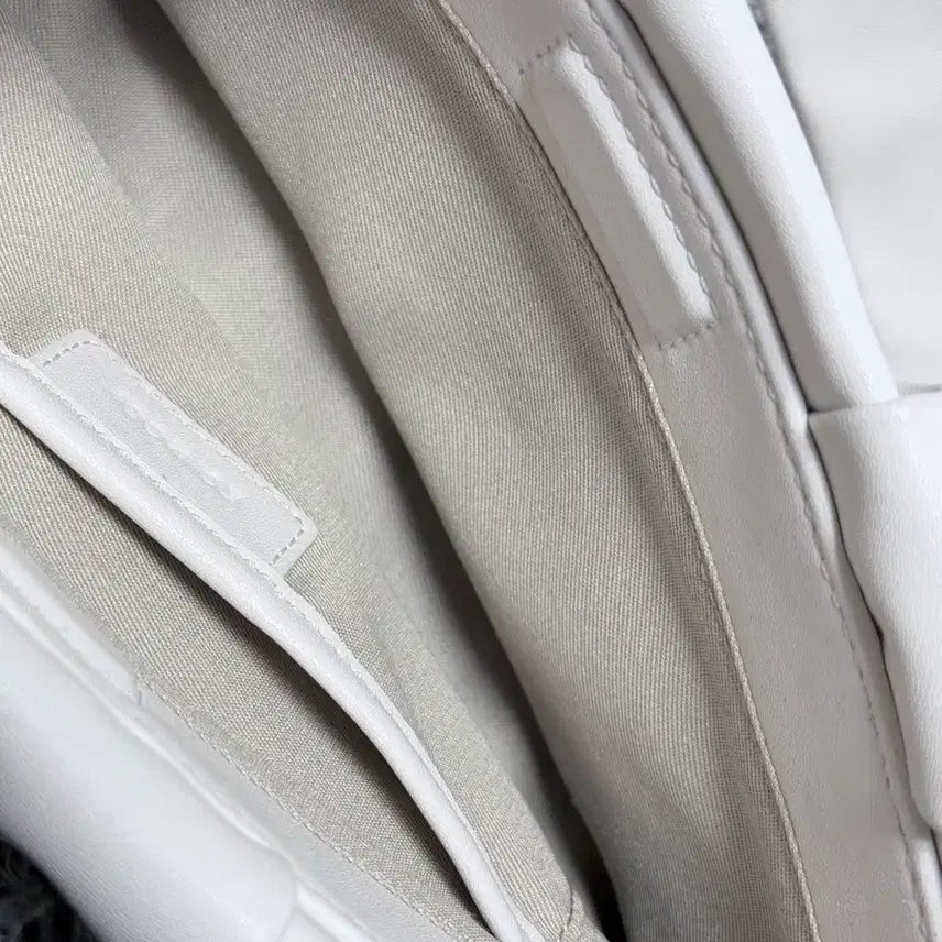 [BUNJANG] Koimoui Soga Leather Shoulder Bag White / 코이무이 소가죽 숄더백 화이트