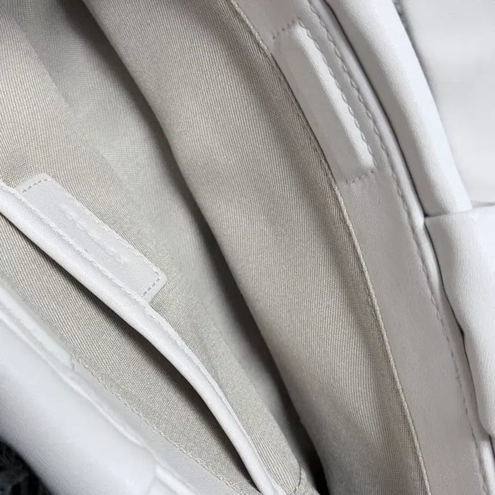 [BUNJANG] Koimoui Soga Leather Shoulder Bag White / 코이무이 소가죽 숄더백 화이트