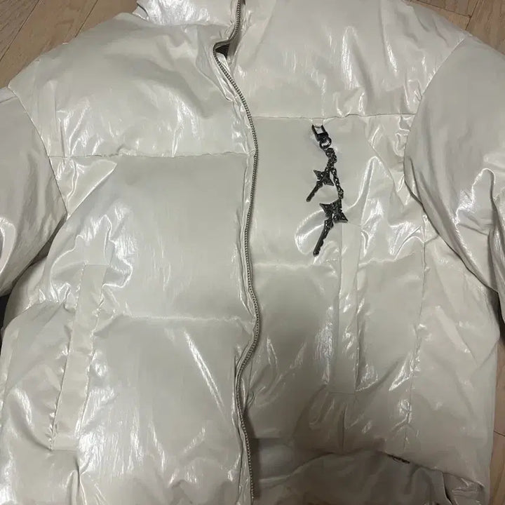 [BUNJANG] Yeel Leey Glossy Padded Jacket &amp; Cross Pendant Keyring / yeel leey 글로시 패디드 자켓 패딩+ 크로스 펜던트 키링 앤틱