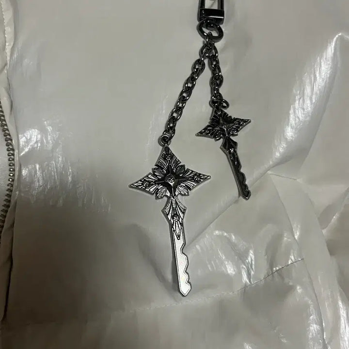 [BUNJANG] Yeel Leey Glossy Padded Jacket &amp; Cross Pendant Keyring / yeel leey 글로시 패디드 자켓 패딩+ 크로스 펜던트 키링 앤틱