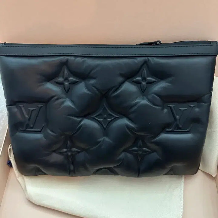 [BUNJANG] Louis Vuitton 2054 Monogram Leather Clutch / 루이비통 2054 라인 모노그램 뽈록이 가죽 클러치