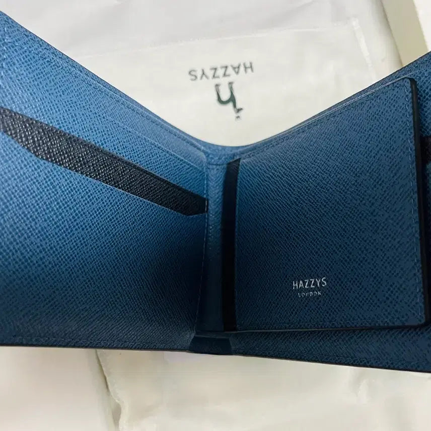 [SOLD OUT] HJWA4F381-02 헤지스 네이비 퍼피로고 배색 포인트 반지갑 새상품