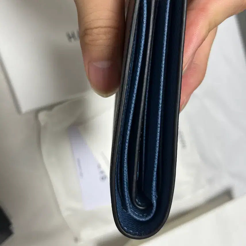 [SOLD OUT] HJWA4F381-02 헤지스 네이비 퍼피로고 배색 포인트 반지갑 새상품