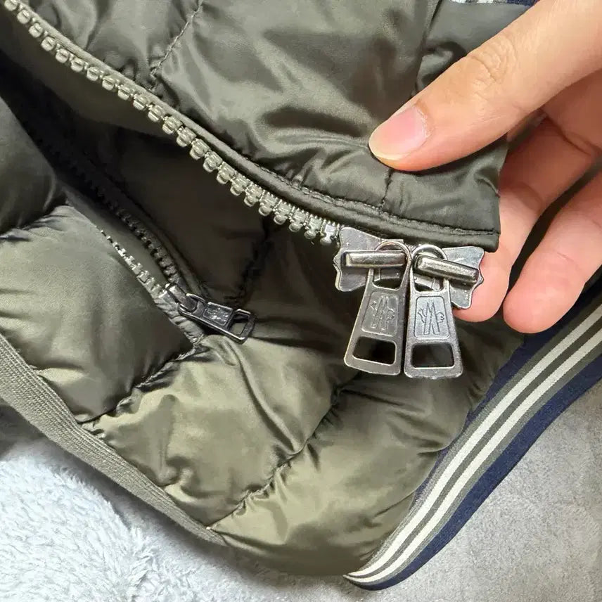 [BUNJANG] Moncler Hooded Padded Vest / 몽클레어 후드 패딩 조끼