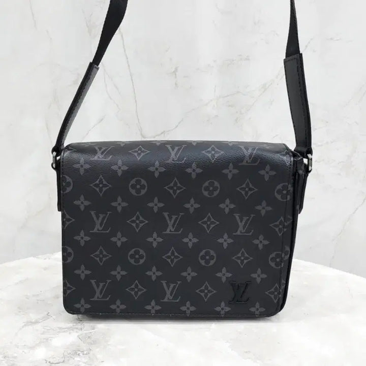 [BUNJANG] Louis Vuitton District PM Messenger Bag / 루이비통 이클립스 디스트릭트  PM 메신져백 정품