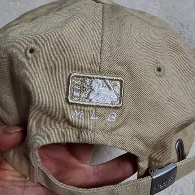 [BUNJANG] MLB New York Yankees Donald Duck Beige Ball Cap / MLB 뉴욕 양키스 볼캡 베이지색 + 도날드덕