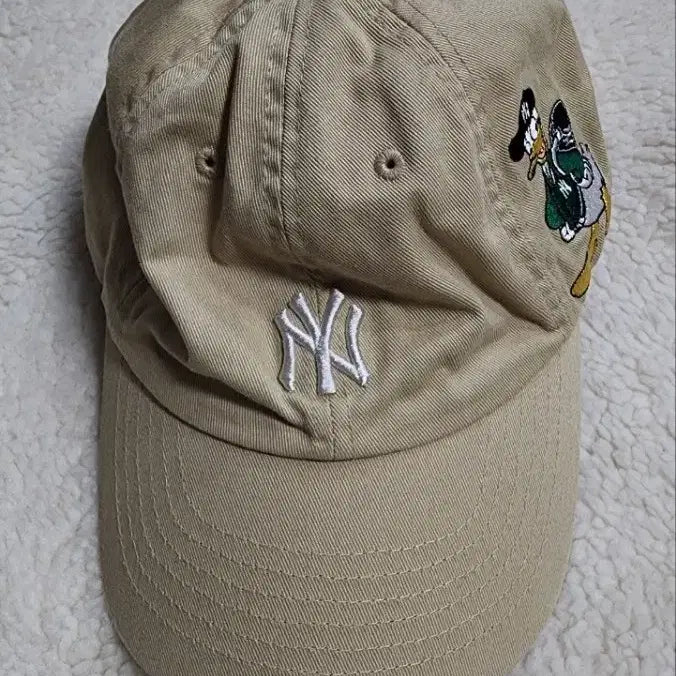[BUNJANG] MLB New York Yankees Donald Duck Beige Ball Cap / MLB 뉴욕 양키스 볼캡 베이지색 + 도날드덕