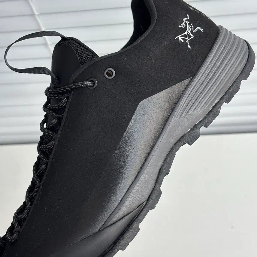[BUNJANG] Arc'teryx Waterproof Hiking Sneakers / 아크테릭스 검정색 남여공용 방수 등산화 스니커즈 운동화