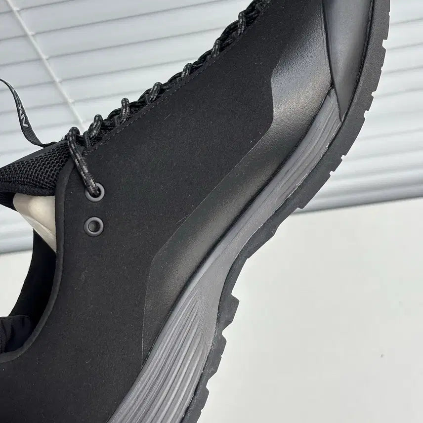 [BUNJANG] Arc'teryx Waterproof Hiking Sneakers / 아크테릭스 검정색 남여공용 방수 등산화 스니커즈 운동화