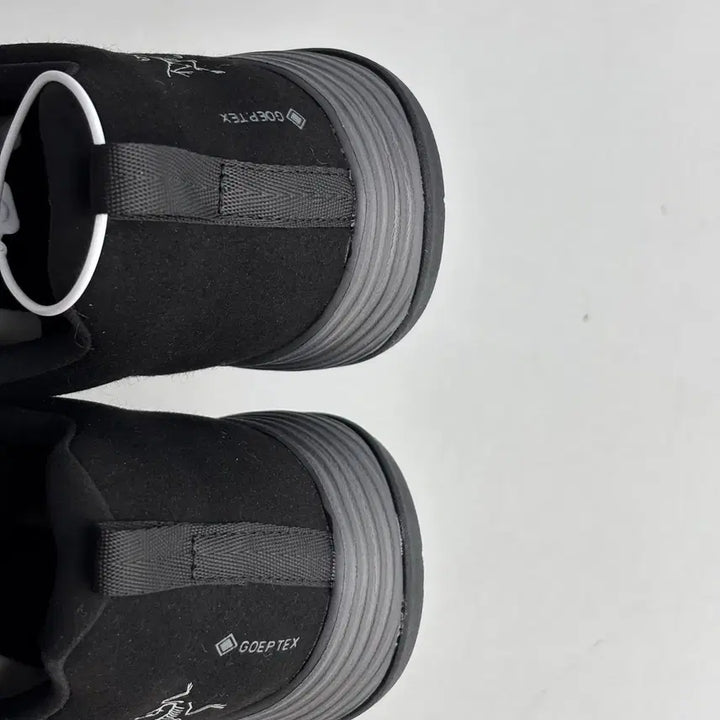 [BUNJANG] Arc'teryx Waterproof Hiking Sneakers / 아크테릭스 검정색 남여공용 방수 등산화 스니커즈 운동화