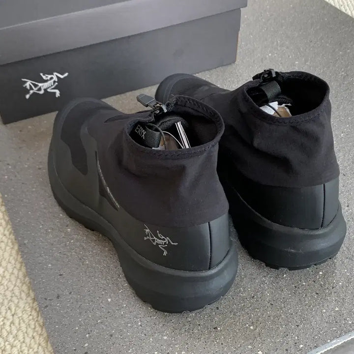 [BUNJANG] Arc'teryx Norvan Waterproof Sneakers / 아크테릭스 검정색 남여공용 방수 스니커즈 노르반 모델