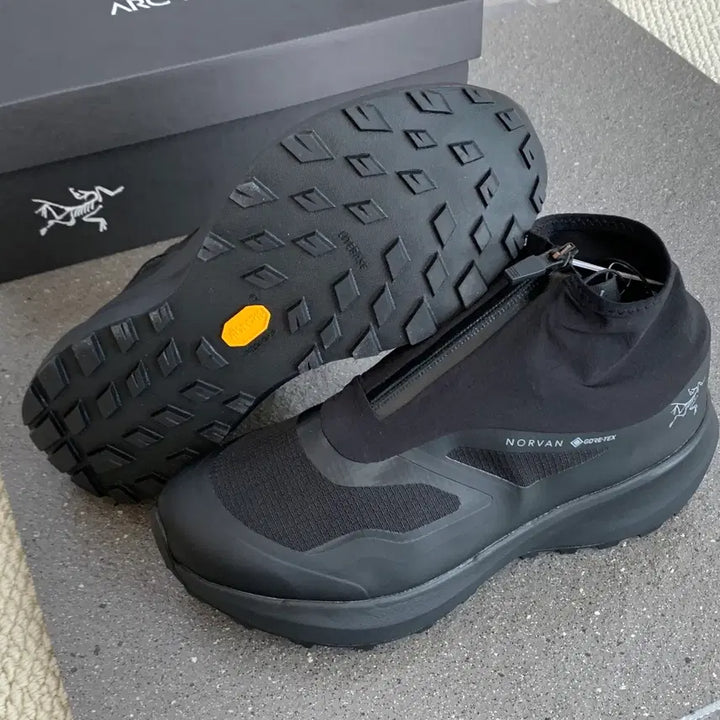 [BUNJANG] Arc'teryx Norvan Waterproof Sneakers / 아크테릭스 검정색 남여공용 방수 스니커즈 노르반 모델