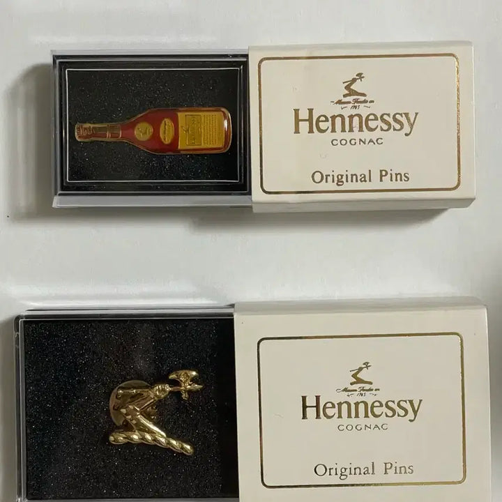 [BUNJANG] Hennessy Accessory Set (Watch, Pins) / 헤네시 굿즈(시계,핀)