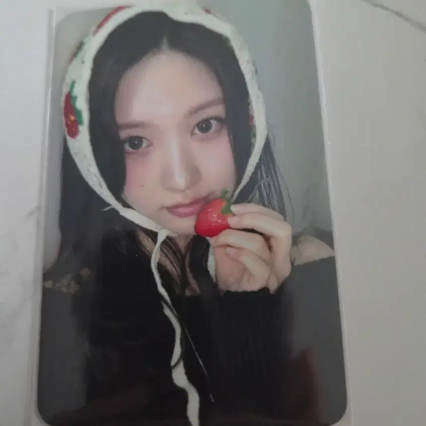 [BUNJANG] IVE (Gaeul) Strawberry Lucky Draw Photocard / 아이브 엠파시 팬콘 사웨 럭드 딸기 가을