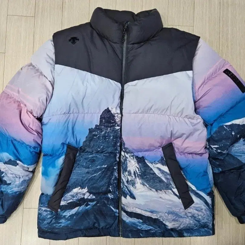 [BUNJANG] Descente Mountain Painting Padded Jacket / 데상트 산 그림 패딩