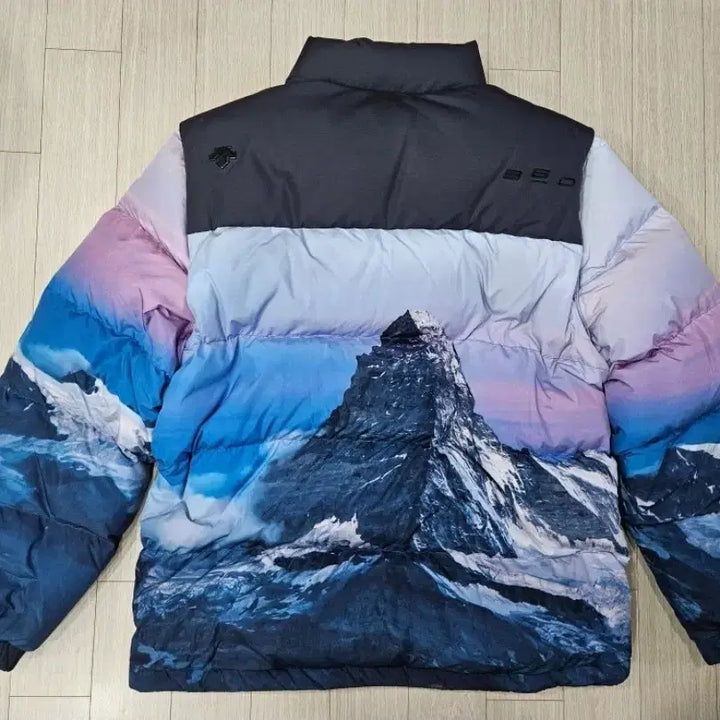 [BUNJANG] Descente Mountain Painting Padded Jacket / 데상트 산 그림 패딩