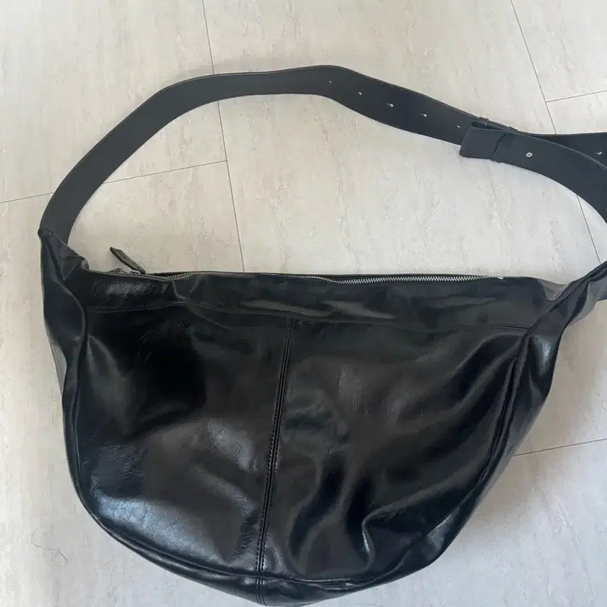 [BUNJANG] Mim the Wardrobe Monta Crack Leather Messenger Bag / 밈더워드로브 몬타 크랙 레더 메신저백