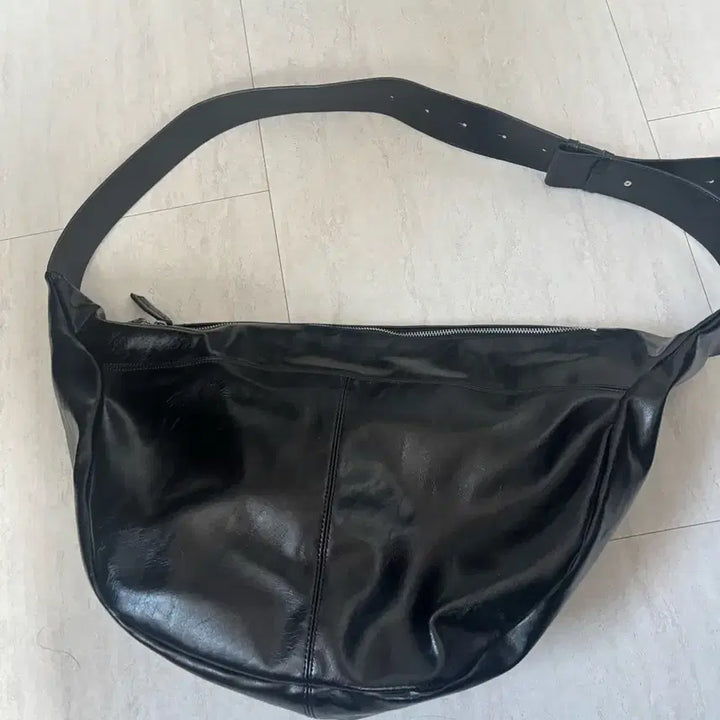 [BUNJANG] Mim the Wardrobe Monta Crack Leather Messenger Bag / 밈더워드로브 몬타 크랙 레더 메신저백