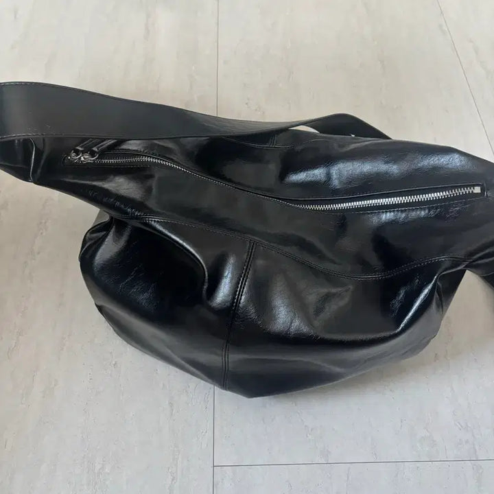 [BUNJANG] Mim the Wardrobe Monta Crack Leather Messenger Bag / 밈더워드로브 몬타 크랙 레더 메신저백