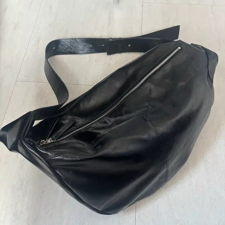 [BUNJANG] Mim the Wardrobe Monta Crack Leather Messenger Bag / 밈더워드로브 몬타 크랙 레더 메신저백