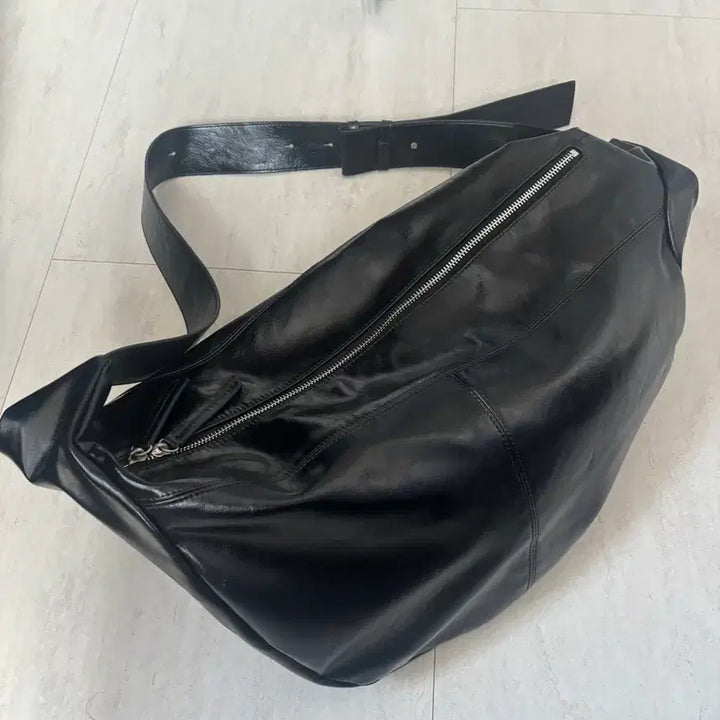 [BUNJANG] Mim the Wardrobe Monta Crack Leather Messenger Bag / 밈더워드로브 몬타 크랙 레더 메신저백