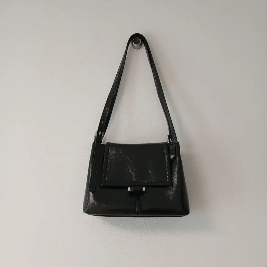 [BUNJANG] Black Enamel Shoulder Bag / 블랙 에나멜 숄더백