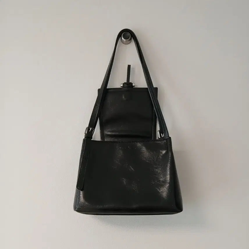 [BUNJANG] Black Enamel Shoulder Bag / 블랙 에나멜 숄더백