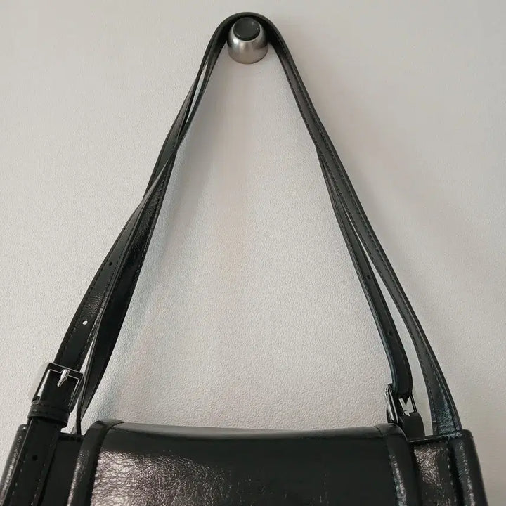 [BUNJANG] Black Enamel Shoulder Bag / 블랙 에나멜 숄더백