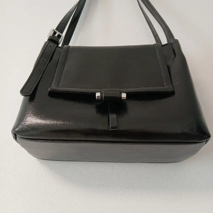 [BUNJANG] Black Enamel Shoulder Bag / 블랙 에나멜 숄더백