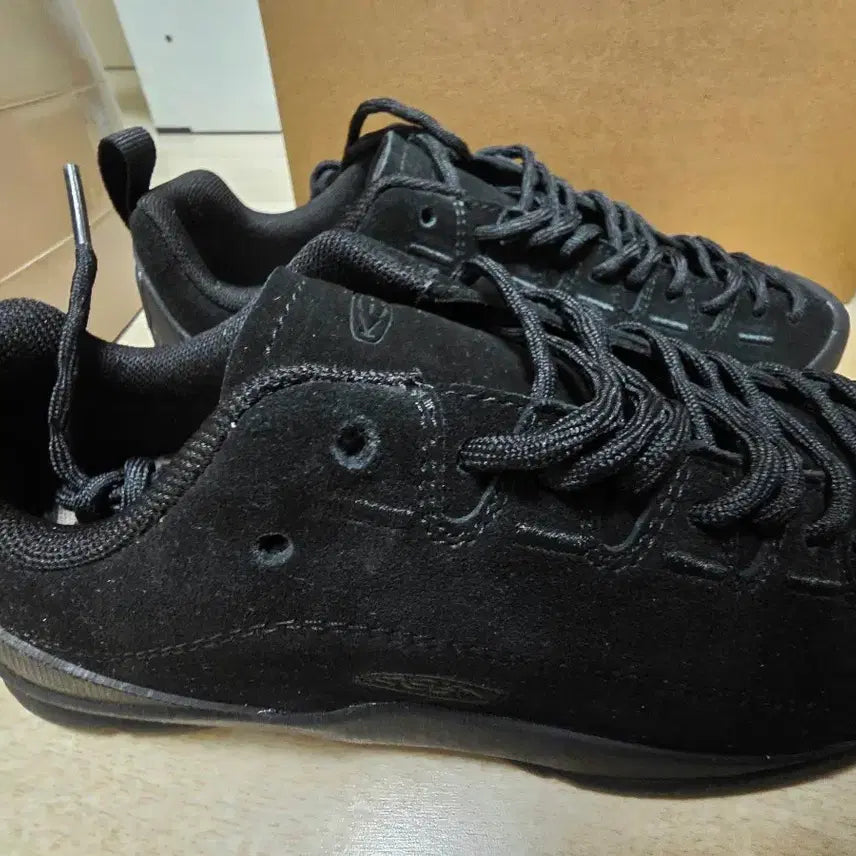 [BUNJANG] KEEN Jasper Suede Black Sneakers / 킨 KEEN 재스퍼 스웨이드 블랙 스니커즈