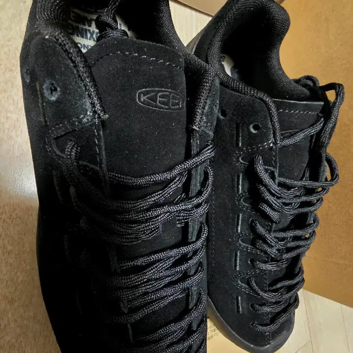 [BUNJANG] KEEN Jasper Suede Black Sneakers / 킨 KEEN 재스퍼 스웨이드 블랙 스니커즈