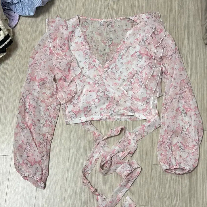 [BUNJANG] Flower Pattern Wrap Blouse / 벚꽃 플라워 패턴 랩 블라우스