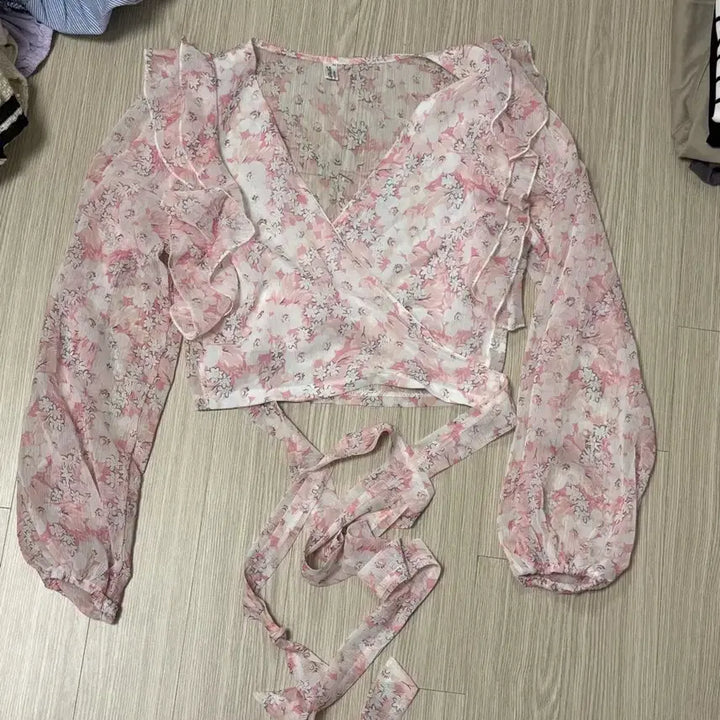 [BUNJANG] Flower Pattern Wrap Blouse / 벚꽃 플라워 패턴 랩 블라우스