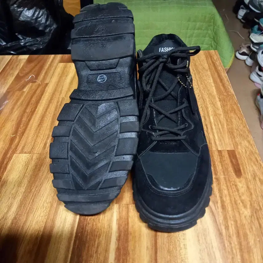 [BUNJANG] Unspecified Sneakers 260 / 운동화 260