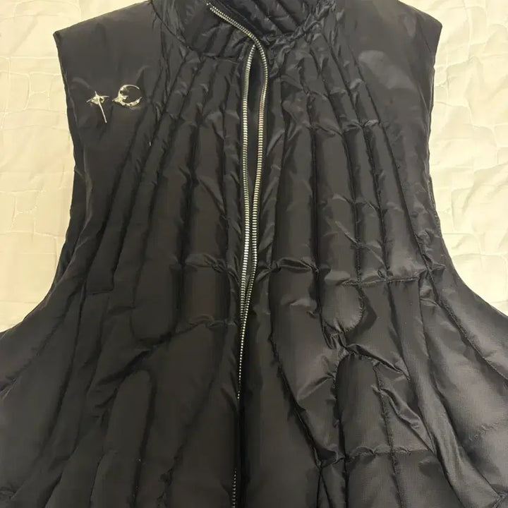 [SOLD OUT] 떠그클럽 케이브 다운 패딩 베스트 블랙