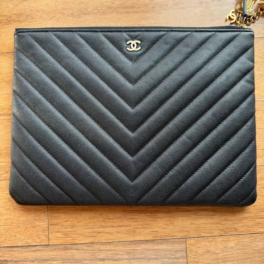 [SOLD OUT] 샤넬 쉐브론 클러치 뉴미듐