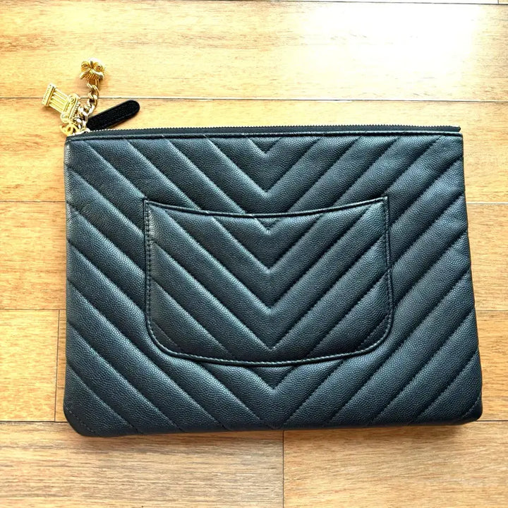 [SOLD OUT] 샤넬 쉐브론 클러치 뉴미듐