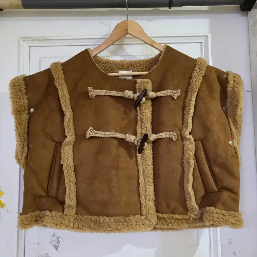 [BUNJANG] Trendy Black Fleece Lined Duffle Crop Vest / 요즘유행하는 안감뽀글 떡볶이 세무크롭 조끼  검정   가슴63