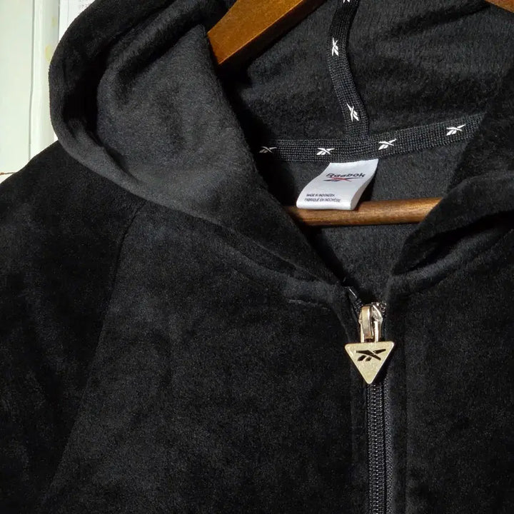 [BUNJANG] Reebok Silver Logo Black Velvet Hoodie / 리복 실버 로고 블랙 벨벳 후드집업