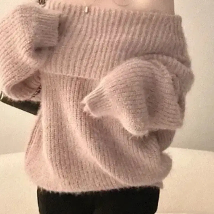 [BUNJANG] Avely Off-Shoulder Knit Top (Black) / 에이블리 오프숄더 니트 (블랙)