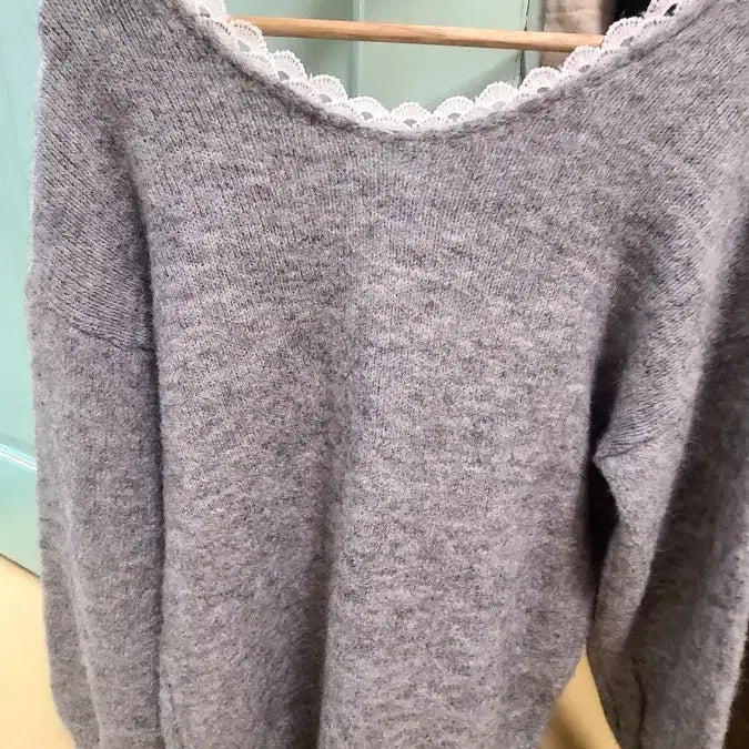[SOLD OUT] 레이스넥 그레이 니트 스웨터