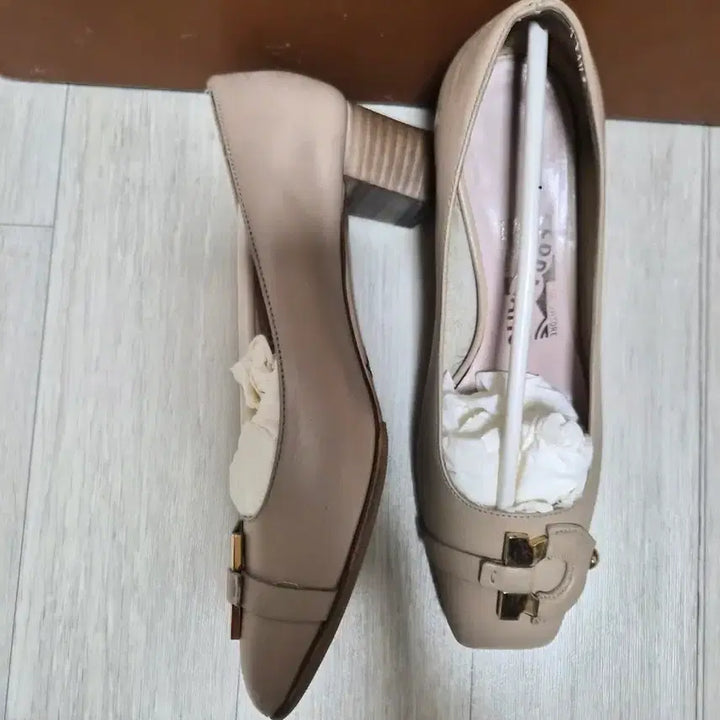 [BUNJANG] Ferragamo Women's Shoes Beige / 페라가모 여성구두 240