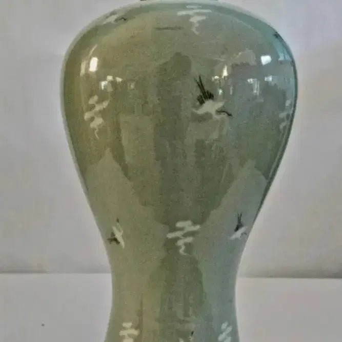 [BUNJANG] Goryeo Celadon Black and White Cloud Crane Maebyeong Vase / 고려 청자 흑백상감 운학문 매병 도자기 (낙관사진)