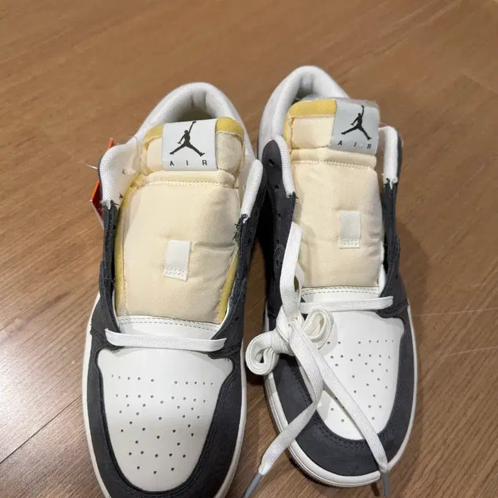[BUNJANG] Nike Air Jordan 1 Low Magpie Sneakers / 나이키 에어 조던 1 로우 까치