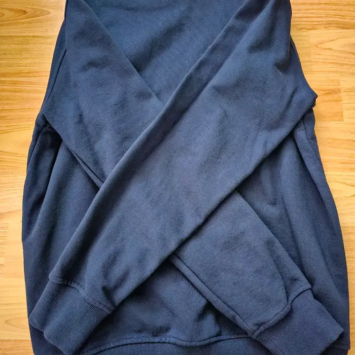 [BUNJANG] Ami Small Heart Logo Navy Sweatshirt / 아미 스몰 하트 로고 네이비 맨투맨