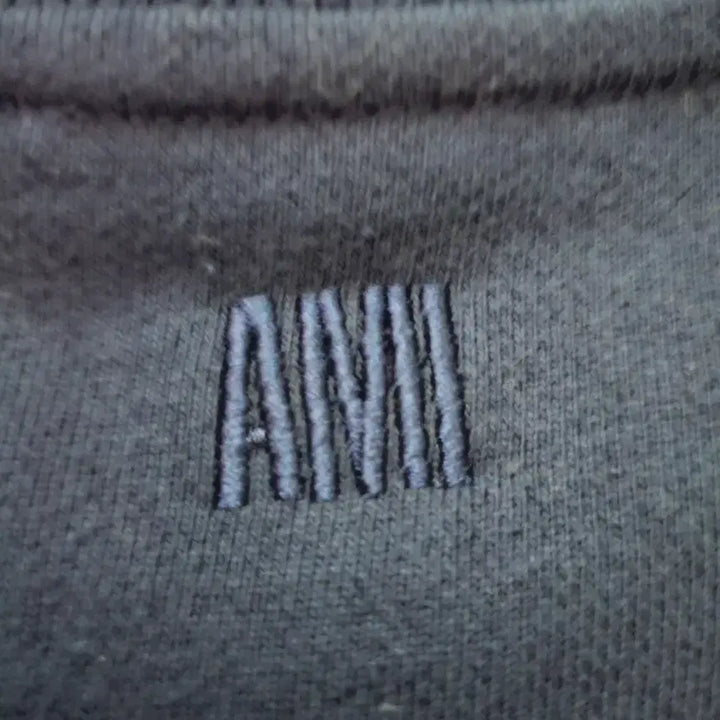 [BUNJANG] Ami Small Heart Logo Navy Sweatshirt / 아미 스몰 하트 로고 네이비 맨투맨