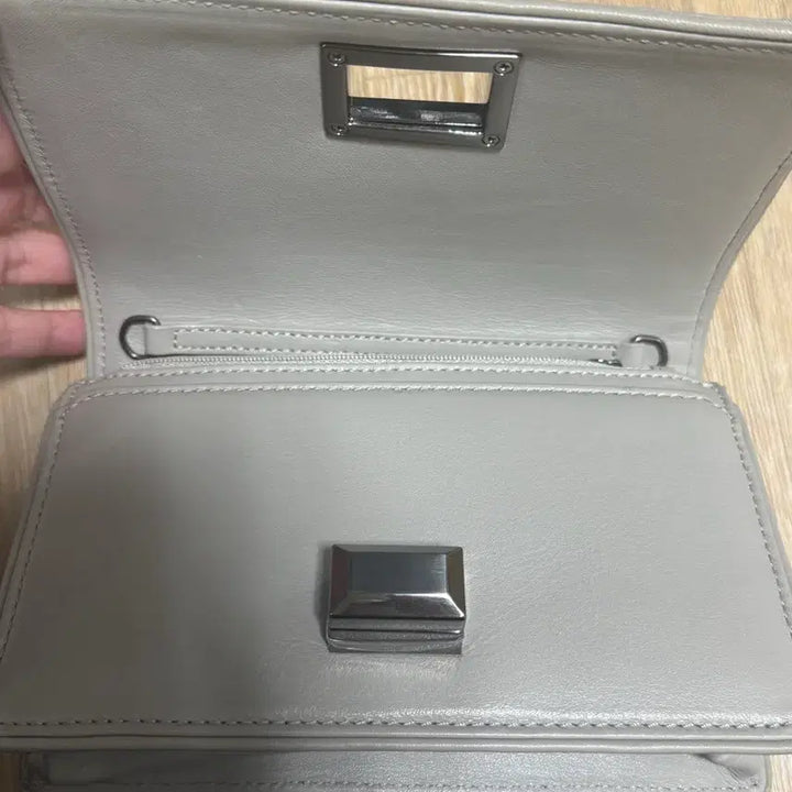 [BUNJANG] Couronne Linear Chain Bag / 쿠론 리니어 체인백